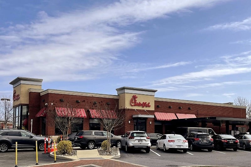 NEARBY MALLS AND RESTAURANTS