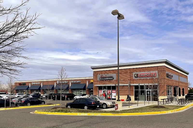 NEARBY MALLS AND RESTAURANTS