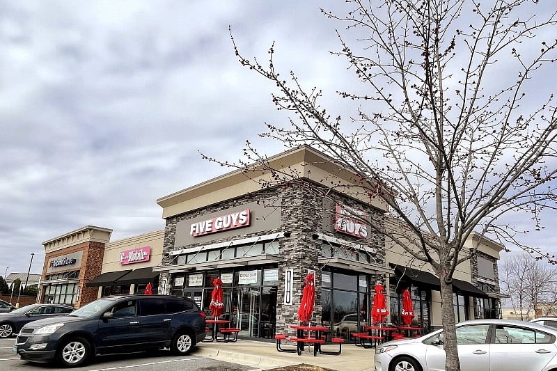 NEARBY MALLS AND RESTAURANTS