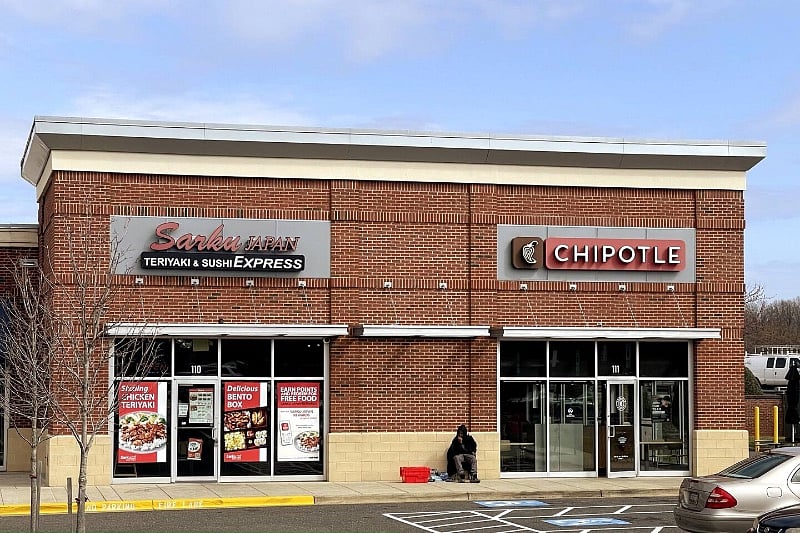 NEARBY MALLS AND RESTAURANTS