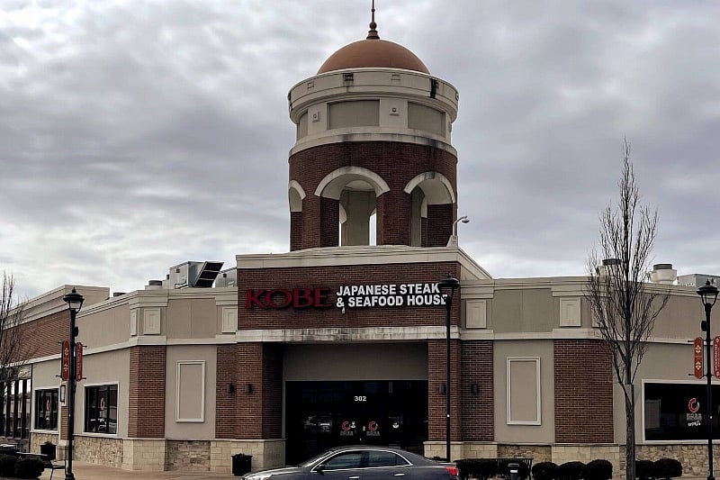 WOODMORE TOWN CENTER/NEARBY MALLS AND RESTAURANTS