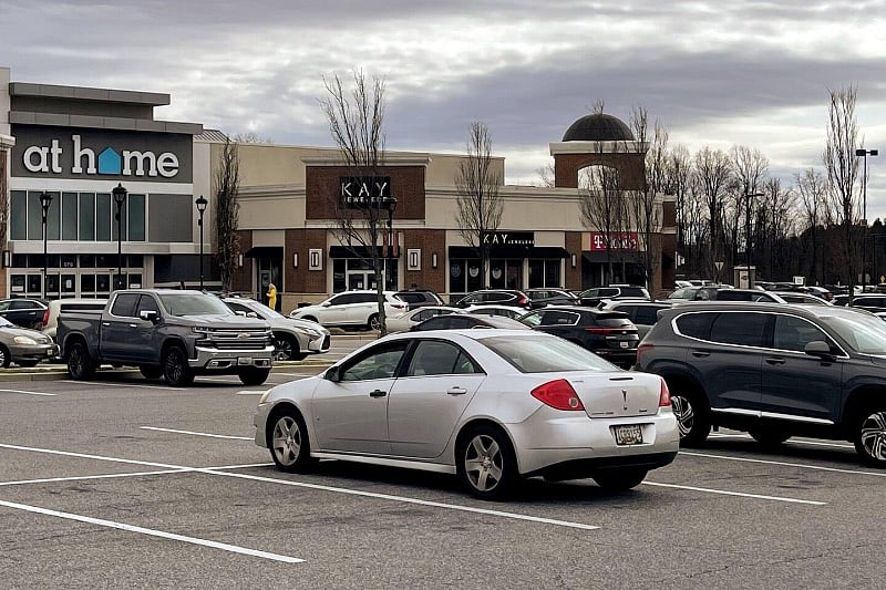 WOODMORE TOWN CENTER/NEARBY MALLS AND RESTAURANTS