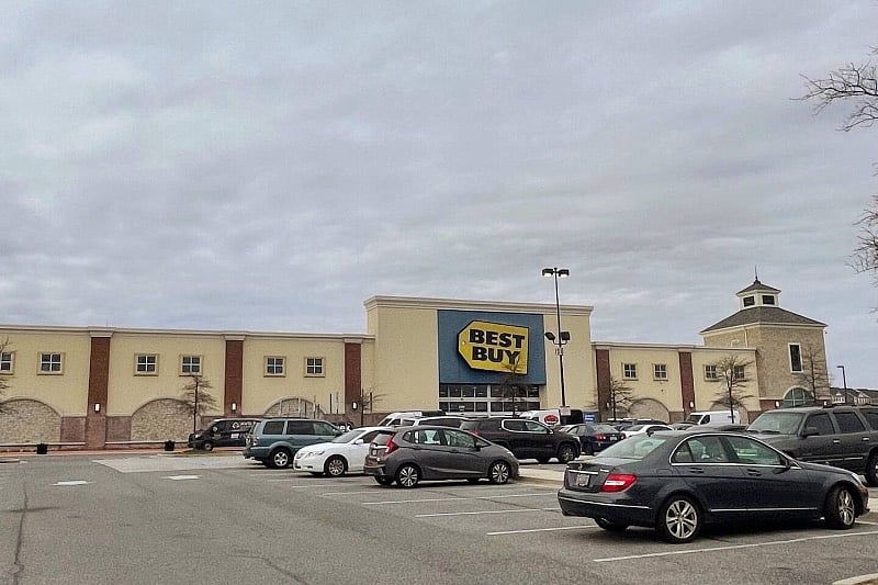 WOODMORE TOWN CENTER/NEARBY MALLS AND RESTAURANTS