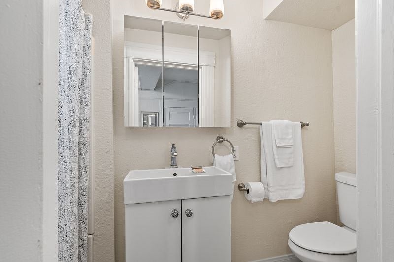 Each unit is spotless throughout. Bathrooms and showers in each apartment.