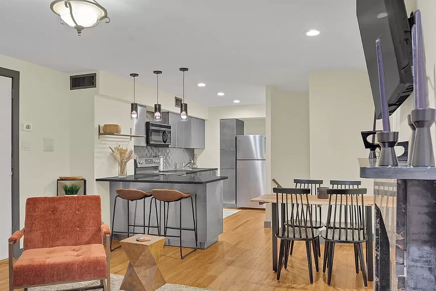 With a sleek bar counter for 2 and a dining table for 4, this space is great for both intimate meals and larger gatherings. The bar offers a casual spot for snacks or drinks, while the dining area is perfect for more formal dinners.