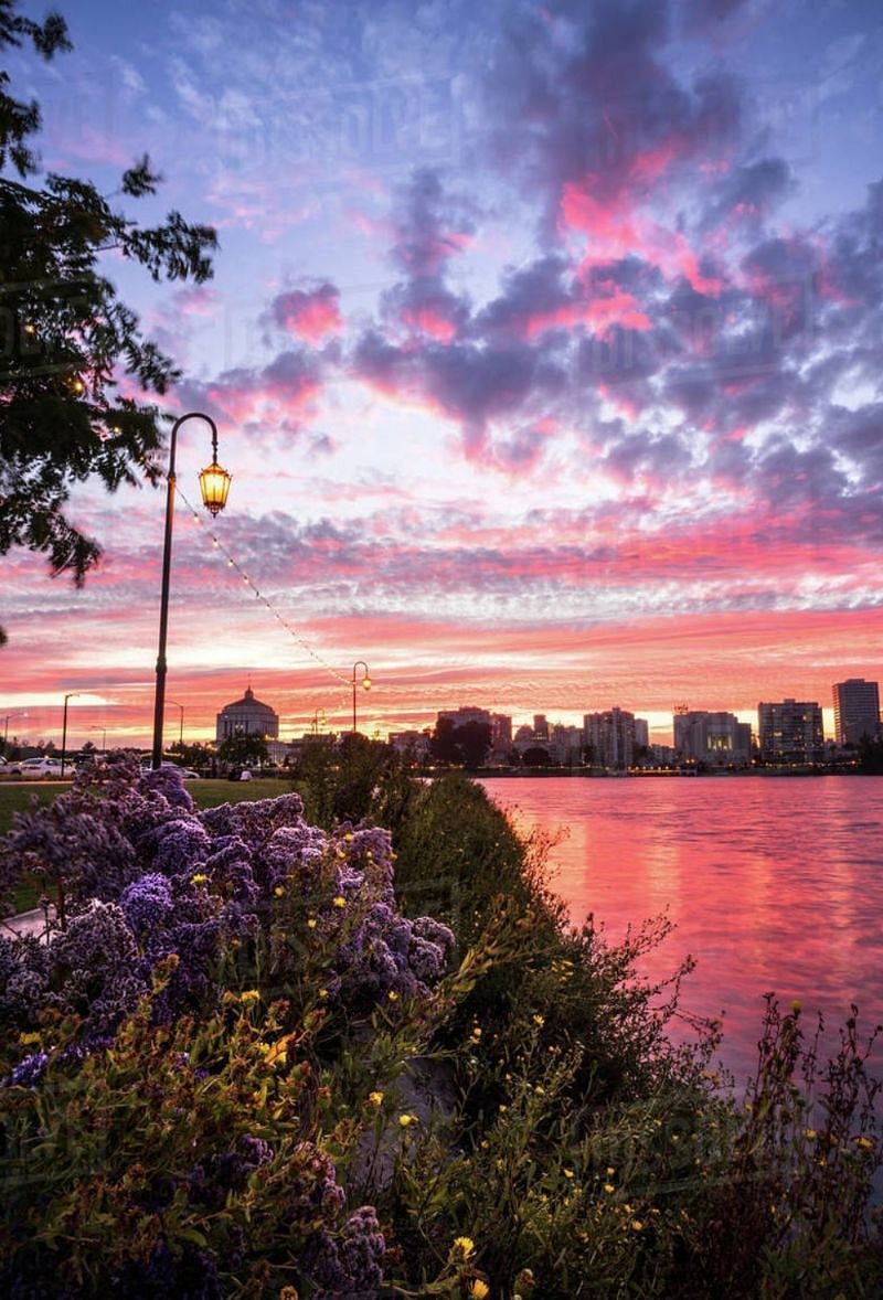 2 min drive to Lake Merritt.