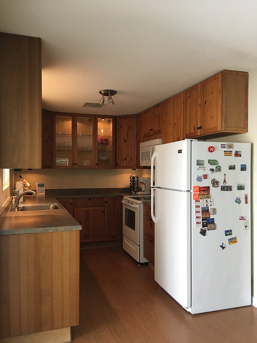 Another view of the kitchen.