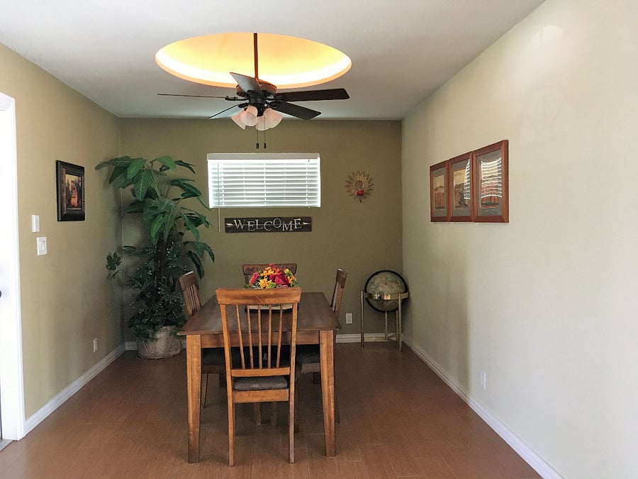 Nice lighting in the dining room area.