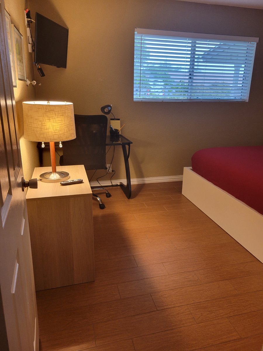 Desk in 3rd bedroom.