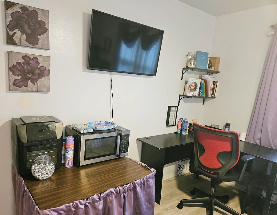 Bedroom have the necessary cooking utensils. Room to cook right at your fingertips.