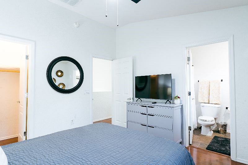 Second bedroom with Smart TV