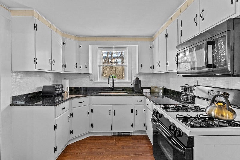Updated fully stocked kitchen 
