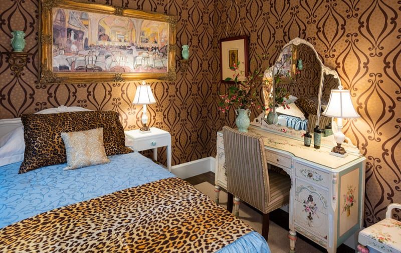 Front Bedroom - beautifully decorated, large Closet, hand-painted furniture, marble table lamps with silk shades, custom floral arrangements.
Marvin windows.