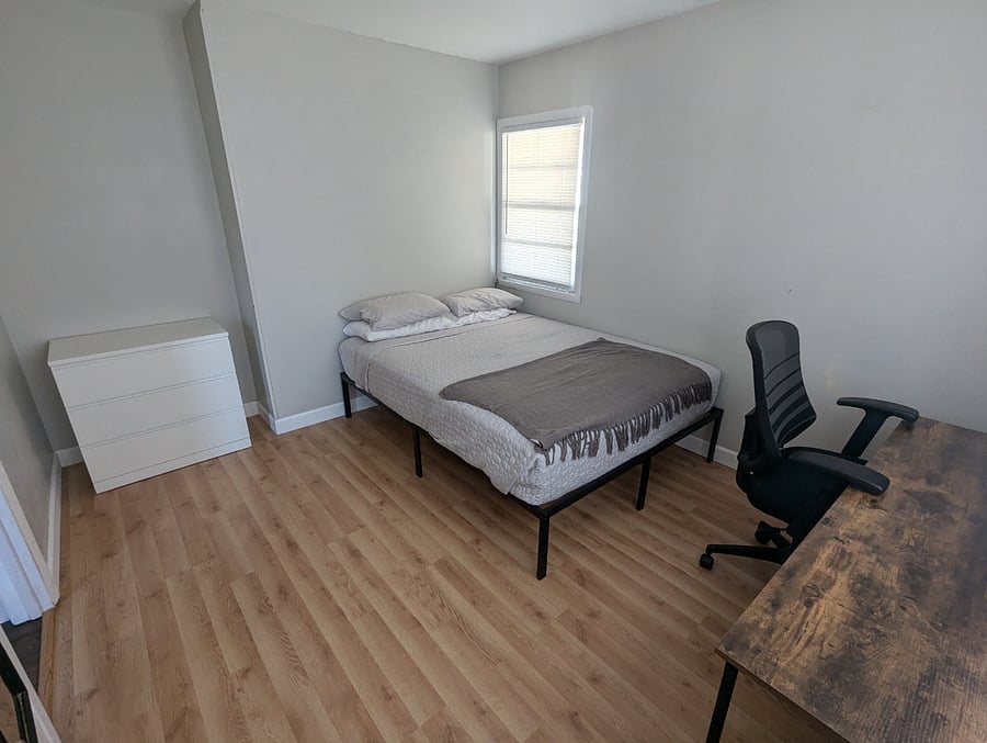 Queen Bed + office