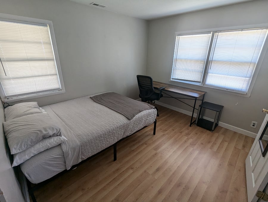 Queen Bed + office