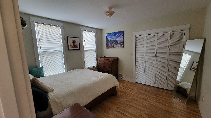 bedroom 1 (queen bed)
