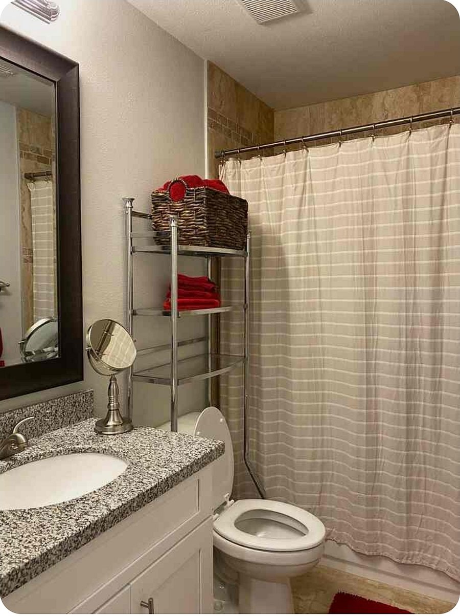 Dapper Den Shared bathroom
