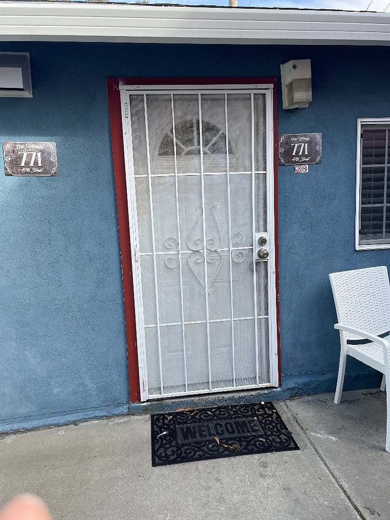 Back Entry- Scrren cannot see in.