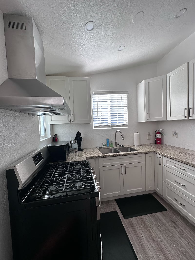 Kitchen stove w hood range