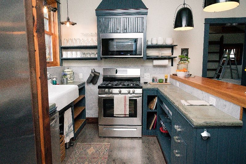 Fully-equipped kitchen keeps everything you need organized and at your fingertips, yet out-of-the-way, leaving the space uncluttered, with room for extra cooks helpers to pitch in on chopping, stirring, and dish washing!