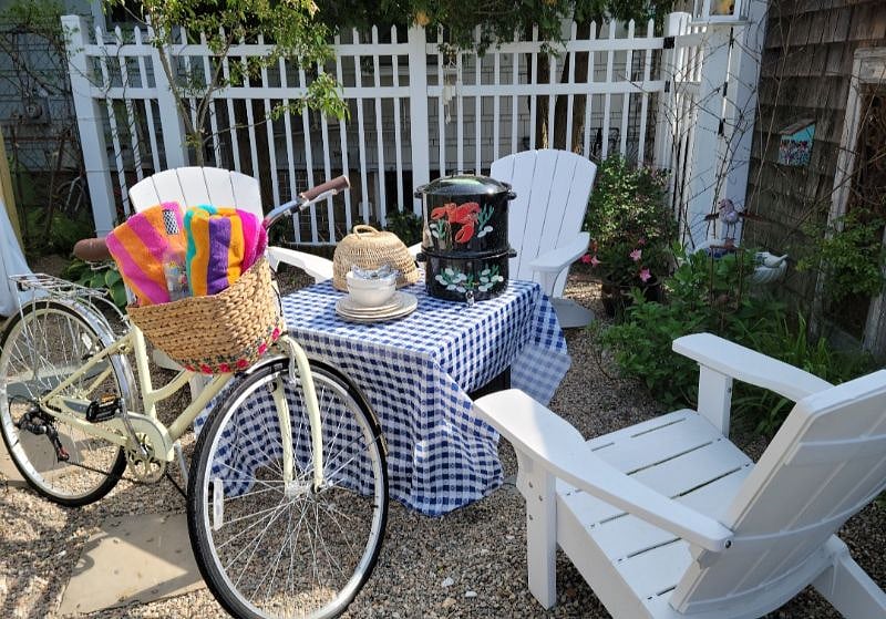 Lobster pots and outdoor grilling. With 2 bikes to ride to the beach or downtown!