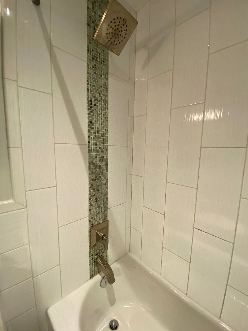 Hall bathroom tub tile