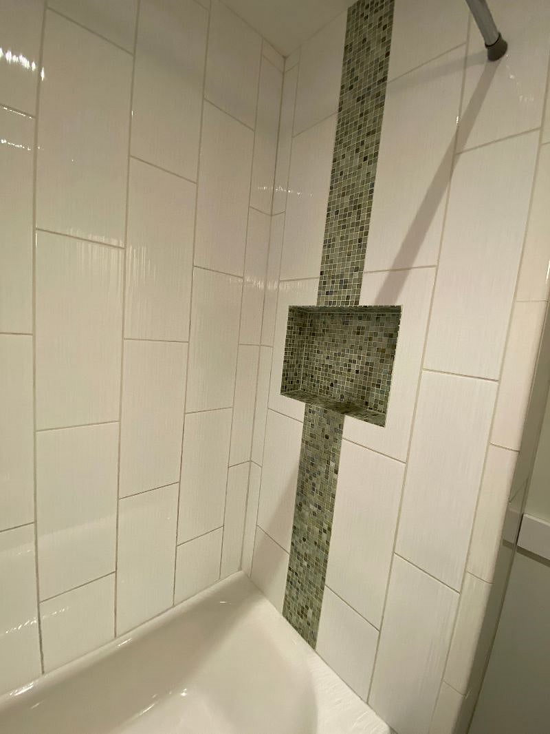 Hall bathroom tub tile