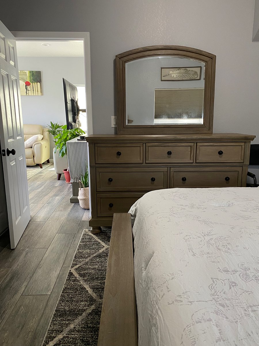 Downstairs primary bedroom
