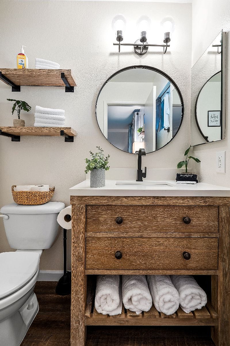 Primary en suite bathroom with step-in shower