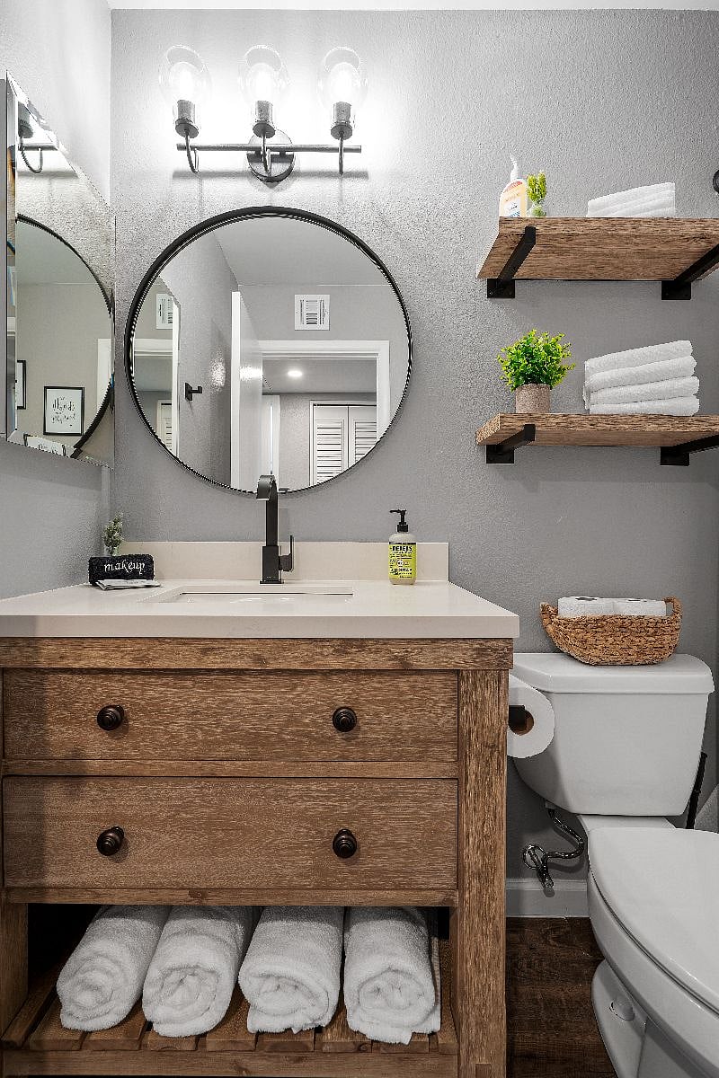 Hall bathroom with bathtub/shower combo