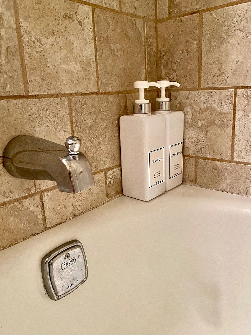 Shampoo, conditioner, and body wash included