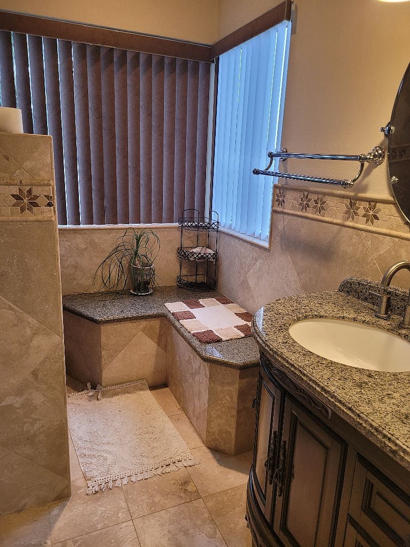 Master bedroom, spa bench