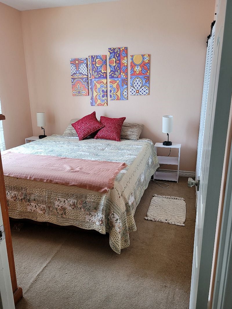 Upstairs bedroom, king bed