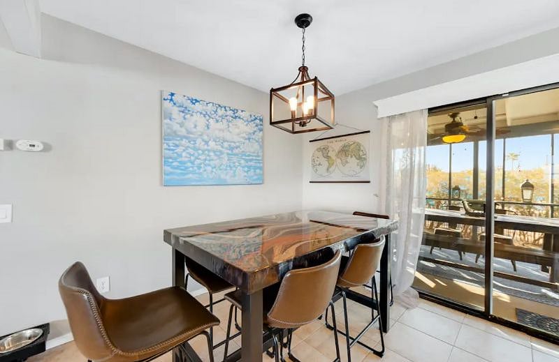 Dining area that seats 6