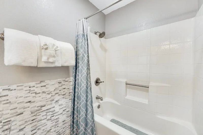 2nd bathroom with tub/ shower