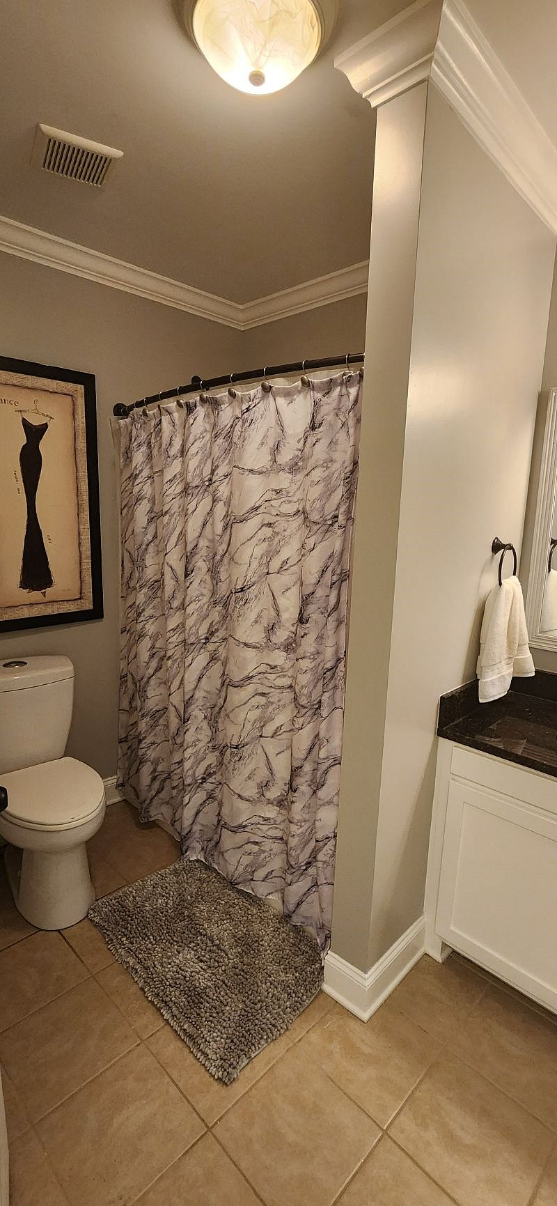 Guest Bathroom with tub/shower