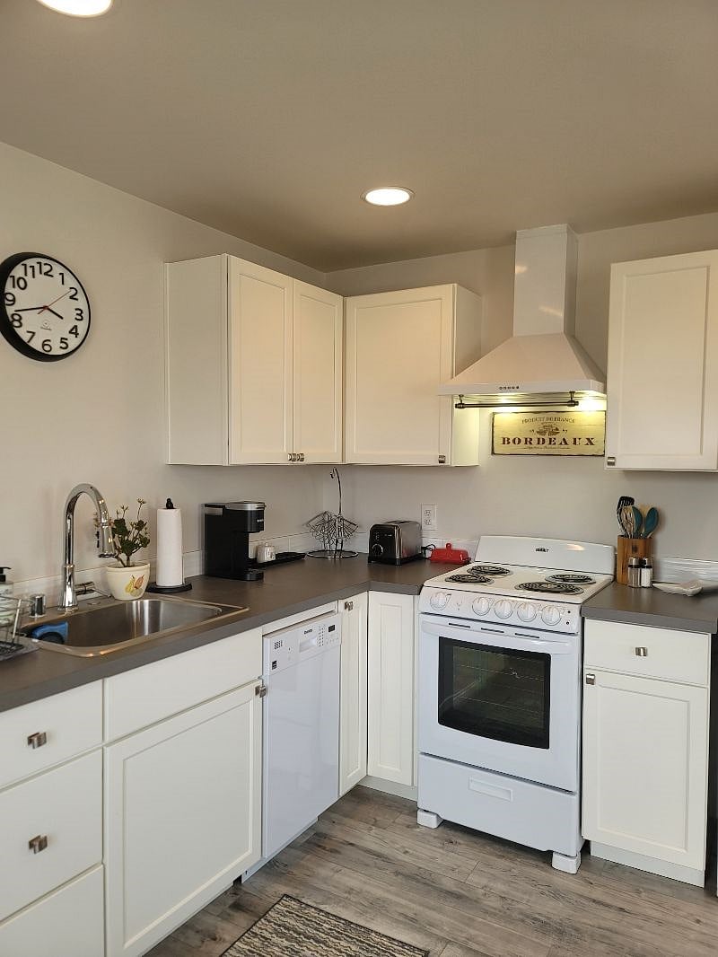 Full Kitchen with Garbage Disposal and Dishwasher