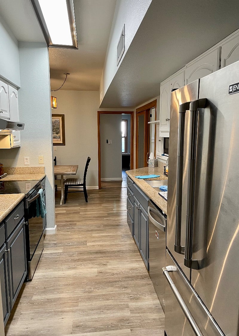 Fully appointed walk through kitchen w/ all appliances and granite countertops