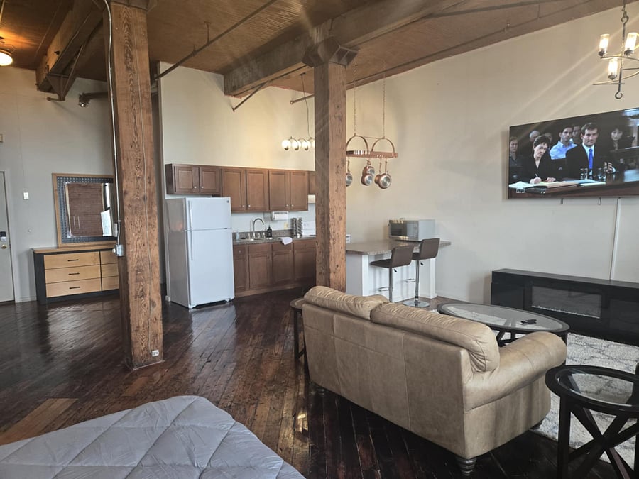Lving Room 75" Streaming TV