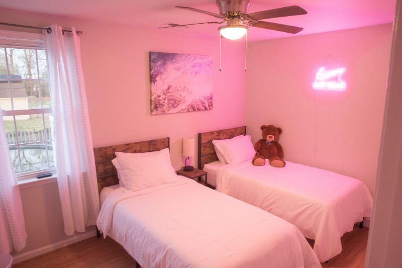 Guest Bedroom (2) with 2 Twin Beds and TV