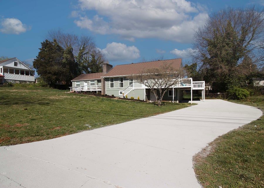 Your peaceful Knoxville retreat- enjoy a private entrance, sunny porch, and easy access to everything the city offers.