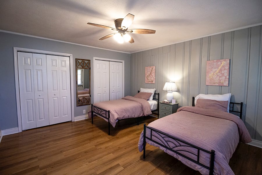 Rustic Twin bedroom- Perfect for kids or Roommates.