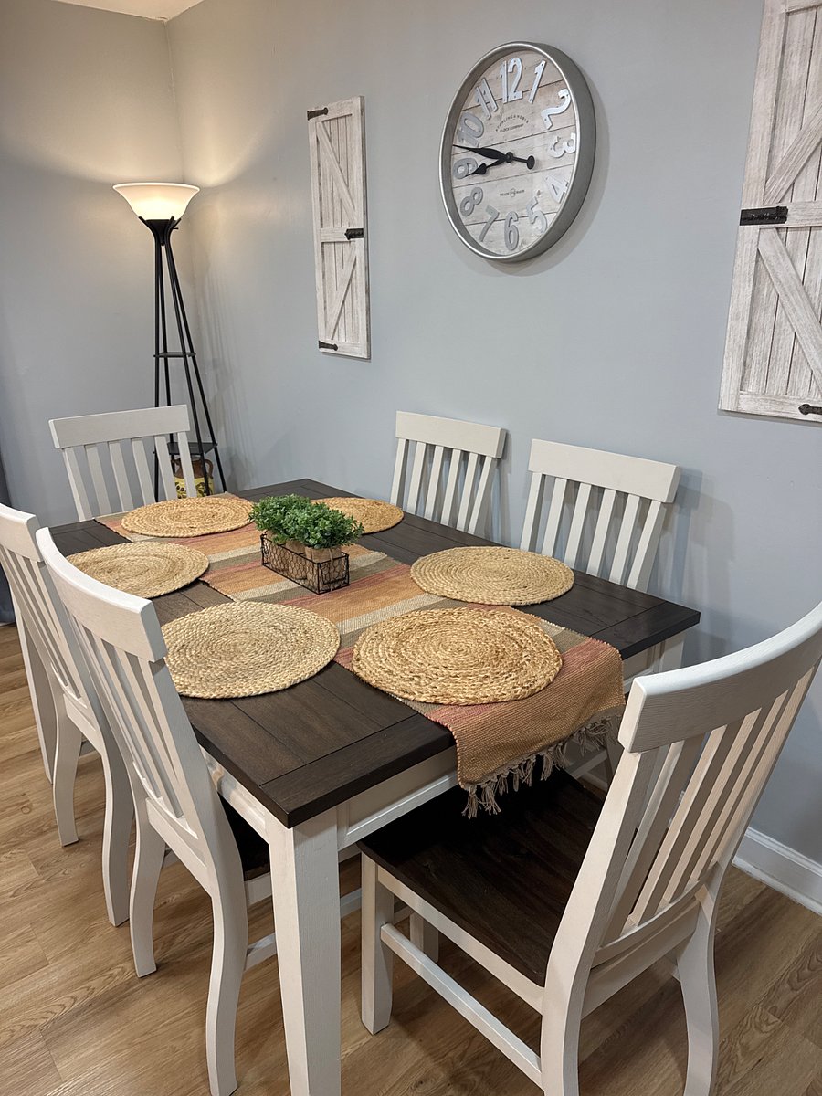 Eat-In Dinning Area Seats 6 Perfect for Meals or Game Night. Cozy corner for gathering