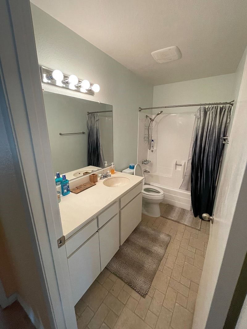 2nd Bathroom with Bathtub