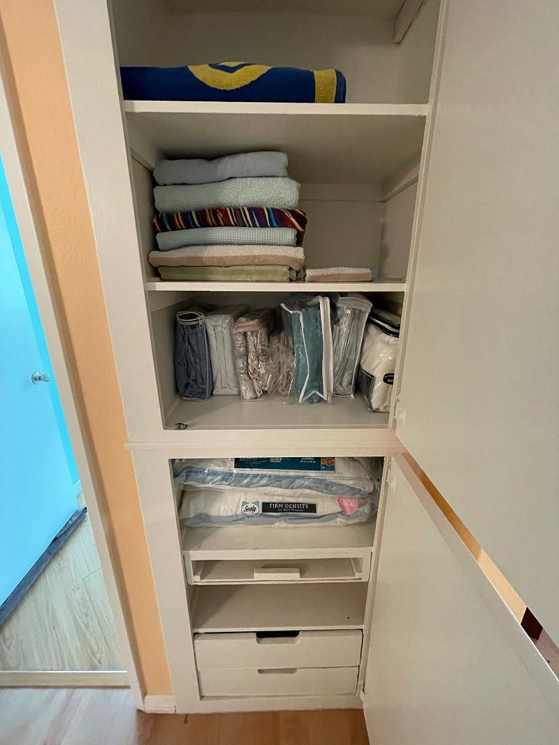 Plenty of bedding, towels, etc...