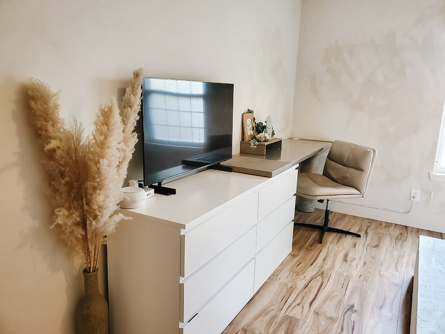 43" flat screen with free Samsung TV