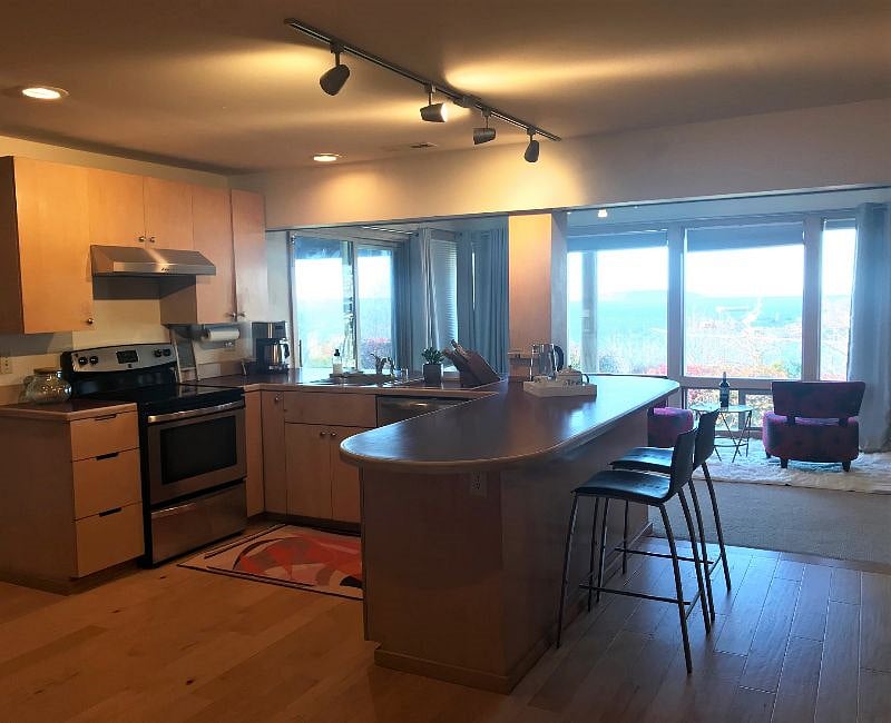 Fully equipped kitchen.