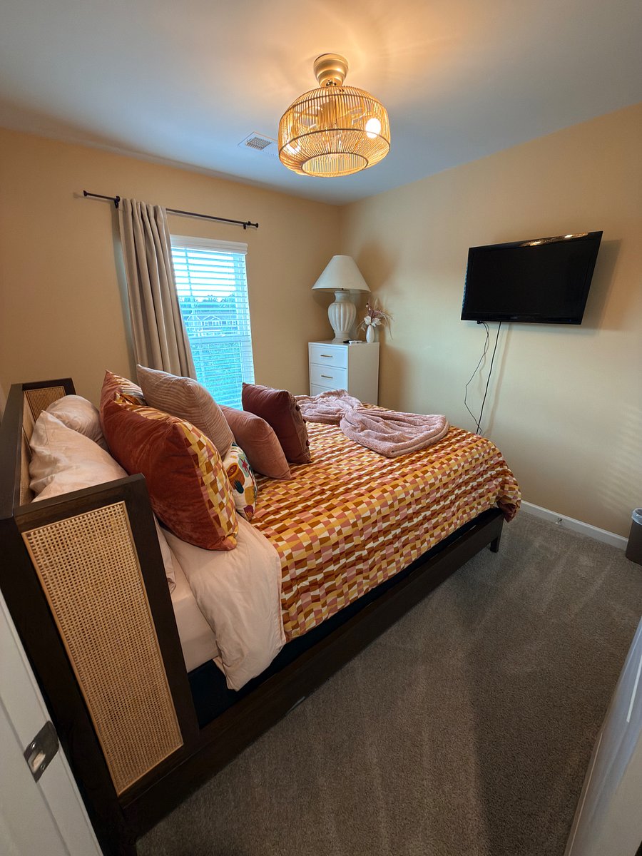Bedroom 1, queen size bed
