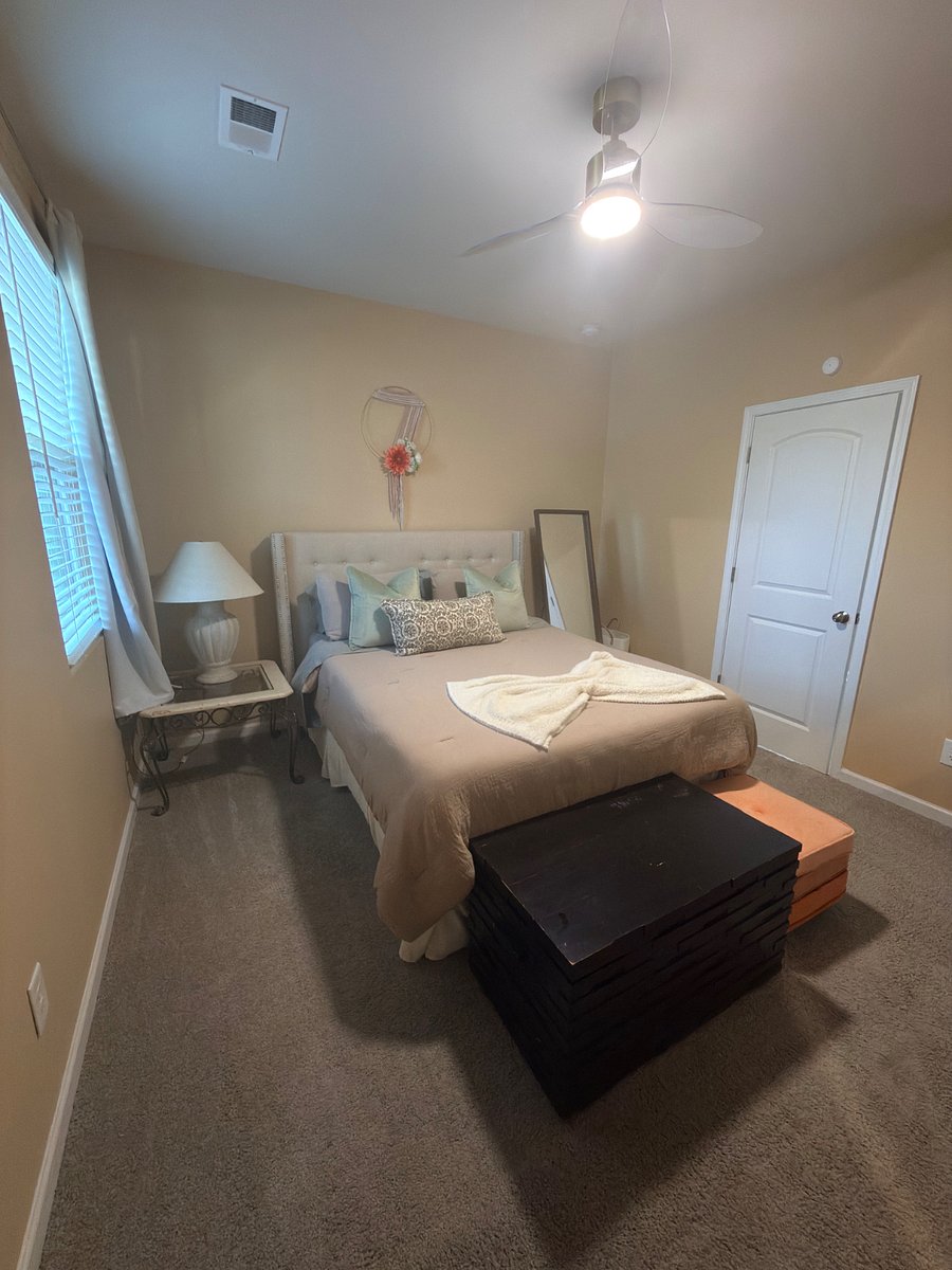 Bedroom 2, queen size bed