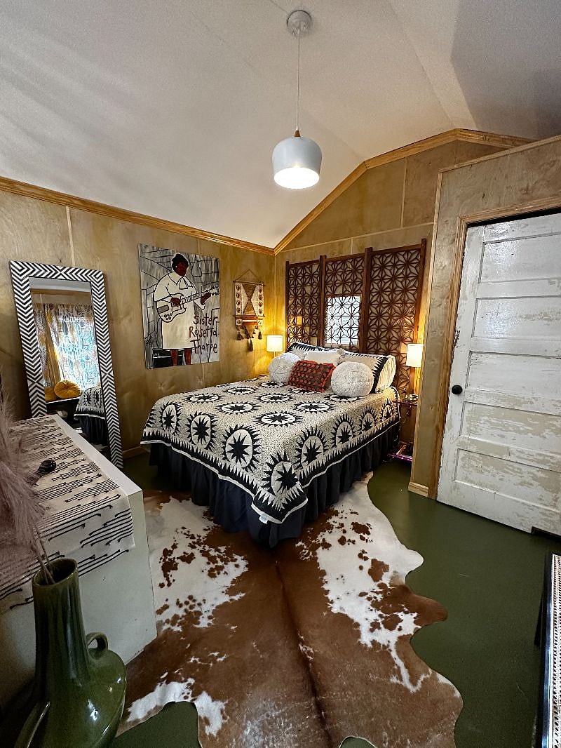Super cozy bed, with queen memory foam mattress, 100% cotton sheets, full length mirror, large dresser, reading lamps and large closet with steamer.